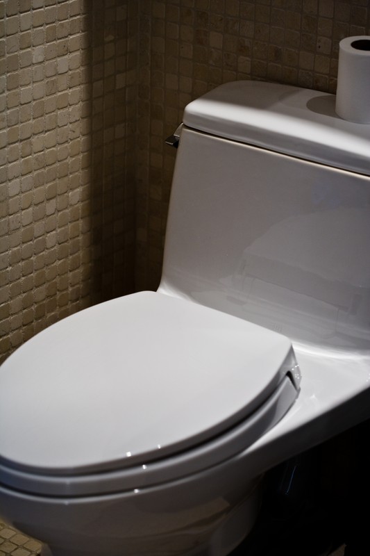 Toilettenspülung läuft nach » Mögliche Ursachen & Lösungen