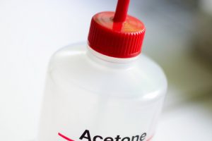 Aceton in Wasser lösen