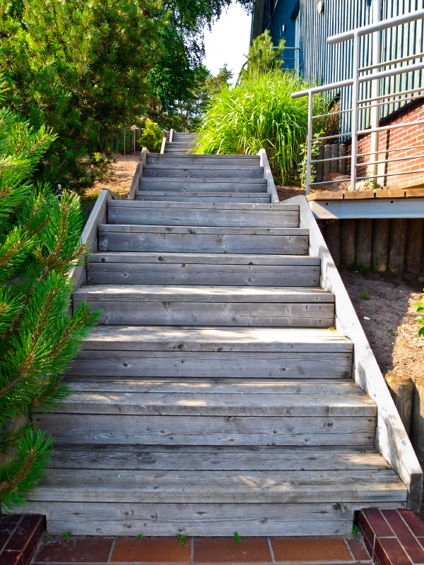 Gartentreppe aus Holz selber bauen » Anleitung in 4 Schritten