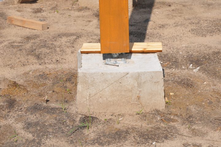 Holzpfosten auf Beton montieren