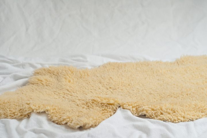 Lammfell-Teppich waschen
