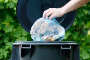 Mülltonne stinkt » So beseitigen Sie Gerüche