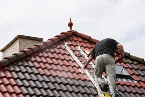 Mögliche Beschädigungen und Risiken durch unsachgemäße Dachreinigung
