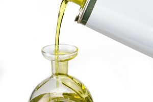 Olivenöl umfüllen