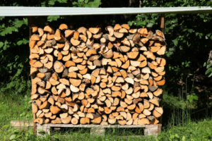 brennholz-stapelhilfe-selber-bauen