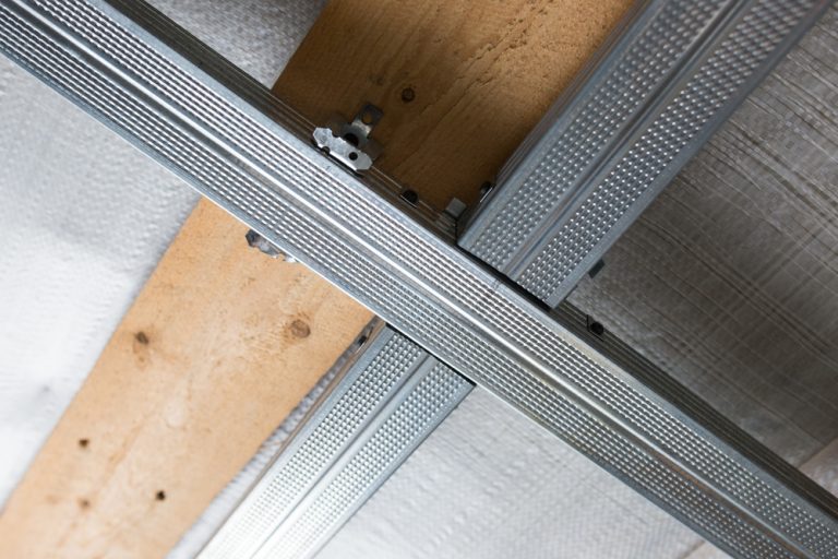 Gipskartonplatten an der Decke anbringen » So geht’s