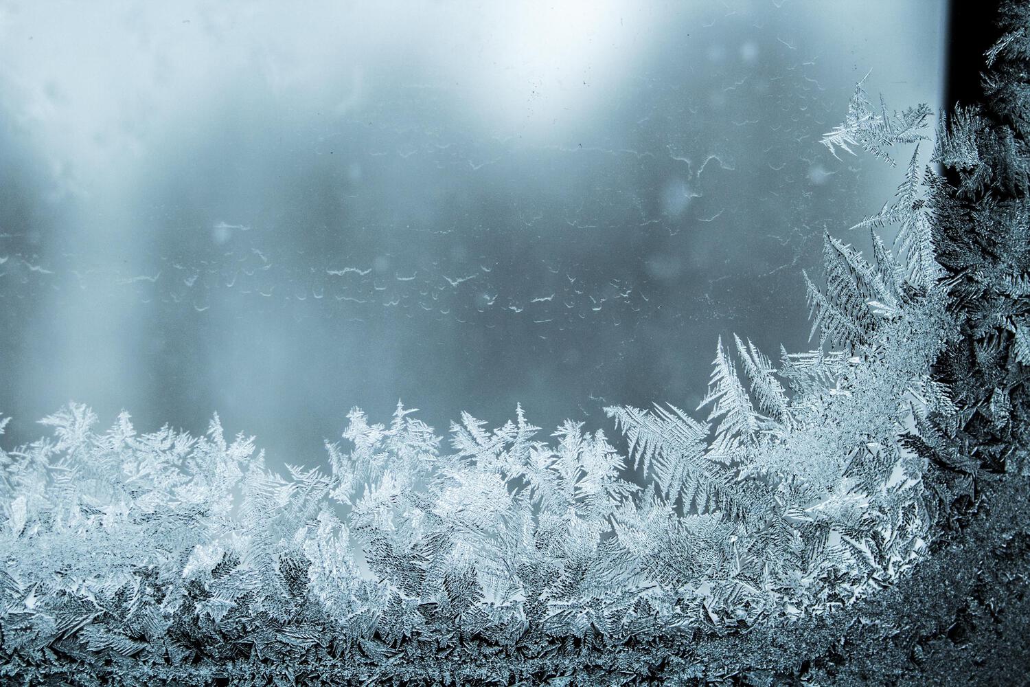 Fensterscheibe innen gefroren » Ursachen und Lösungen