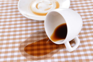 kaffeeflecken-entfernen-tischdecke