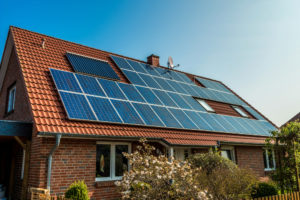 photovoltaik-und-solarthermie-auf-einem-dach