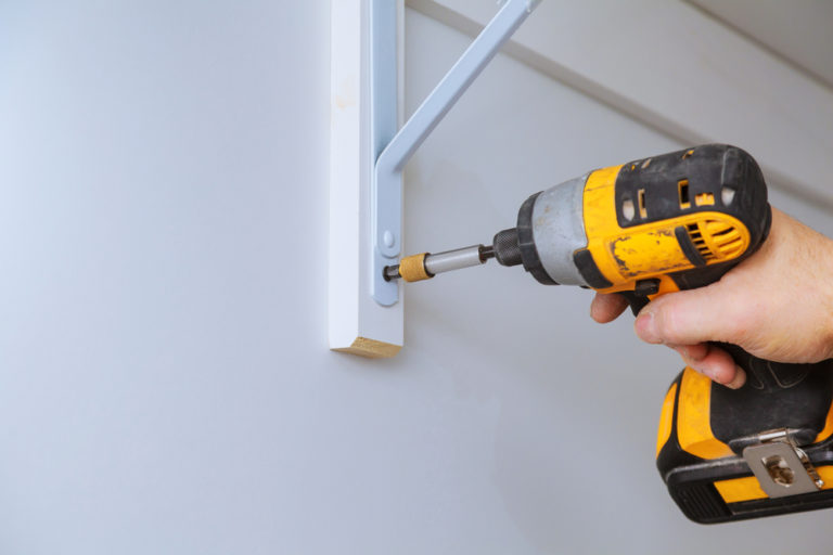Holzplatte an die Wand befestigen » So geht's richtig